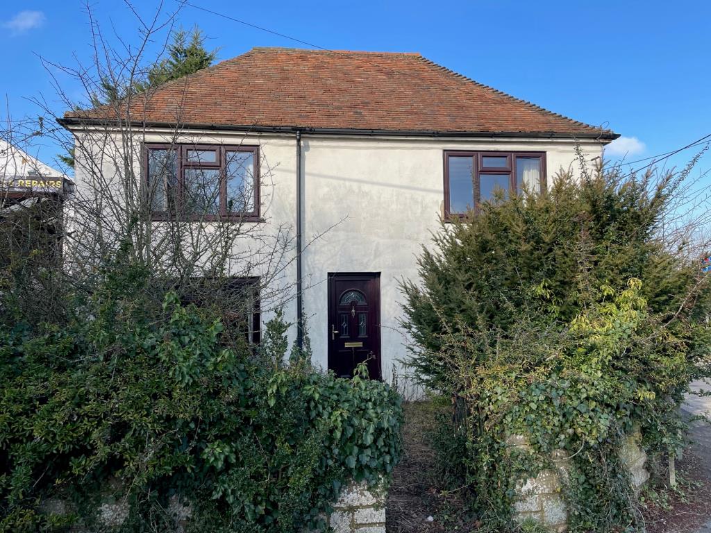 Lot: 71 - DETACHED COTTAGE FOR IMPROVEMENT - front of property